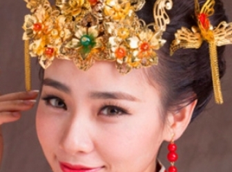 凤冠霞披下唯美的中式古典新娘发型 感受古典文化的韵味 凤冠霞披下唯美的中式古典新娘发型 感受古典文化的韵味