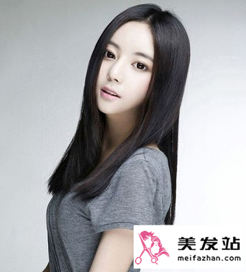 温柔中分乌黑直发
