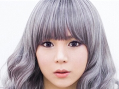 中长发女生流行烫发 展女生灵动时尚美