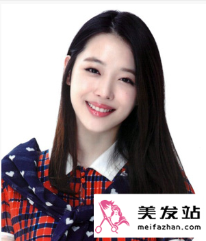 长直发打理出蓬松的层次感