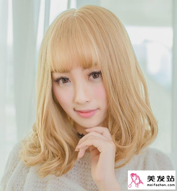 蓬松亚麻金齐肩长发