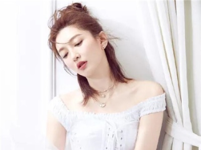 Lob头领衔女星圈 侧颜露耳美极了