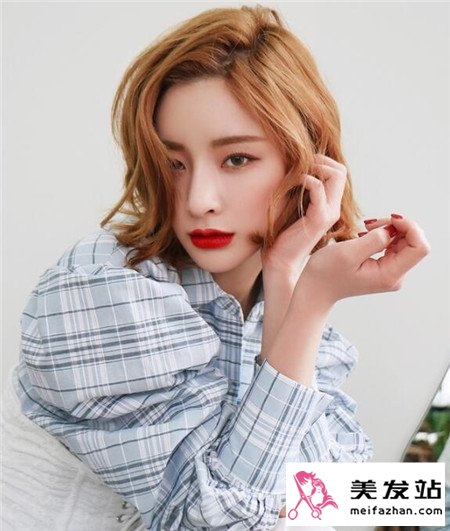 金亚麻短烫发