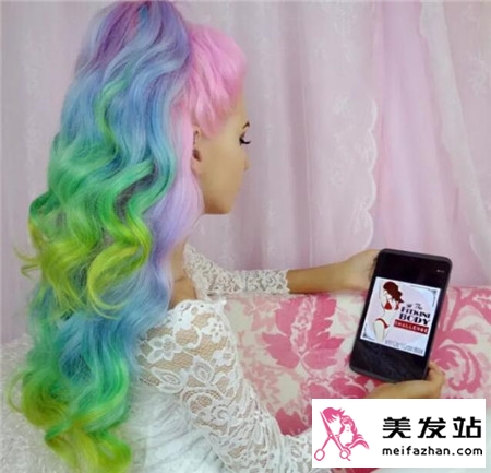 长发彩虹色染发