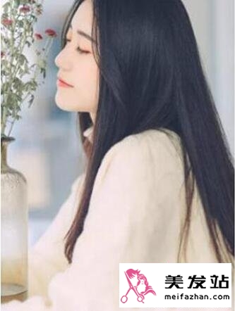 中分长直发女神造型侧脸特写