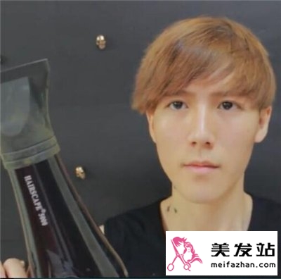 男生扎小辫子发型