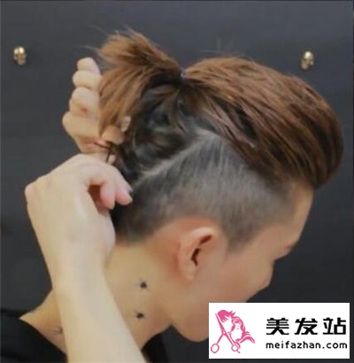 男生扎小辫子过程