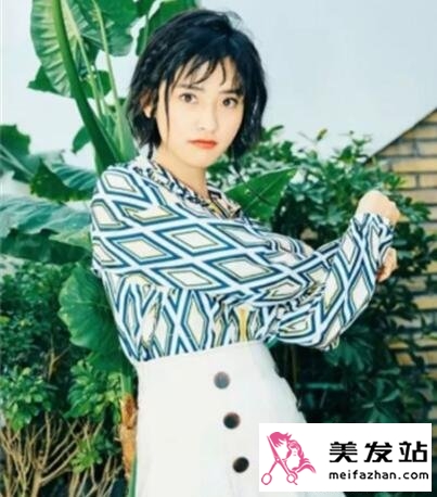 沈月个性半扎发