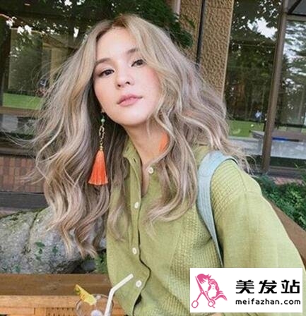 女生卷发