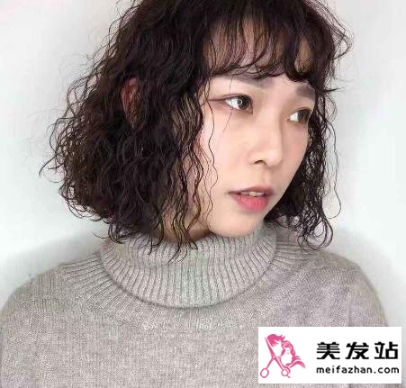 俏皮可爱羊毛卷发型
