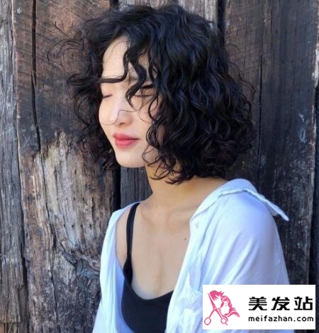 蓬松饱满的羊毛卷发型