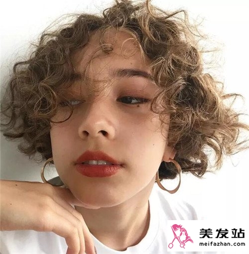 羊毛卷短发