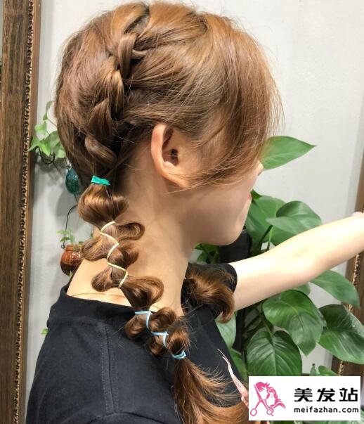 女生葫芦辫扎发