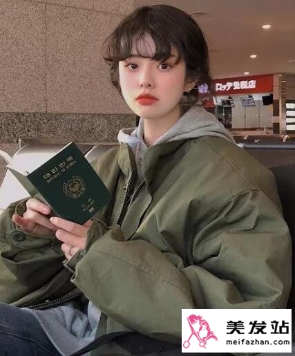 发际线高女生法式刘海
