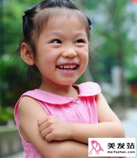 小女孩扎刘海发型