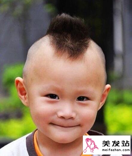 小男孩莫西干发型