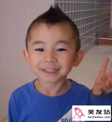 小男孩莫西干发型