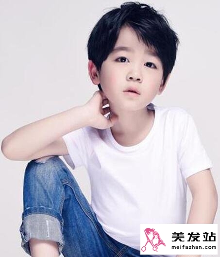 圆脸小男孩发型