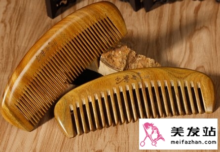 木质梳子与塑料梳子对比图