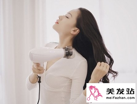 快速吹干头发技巧图示