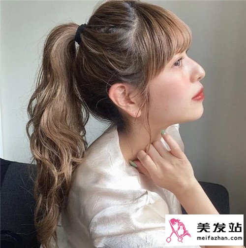 日系卷发高马尾造型
