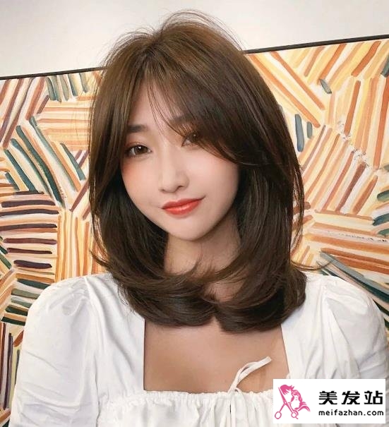 甜美自然的内扣齐肩发