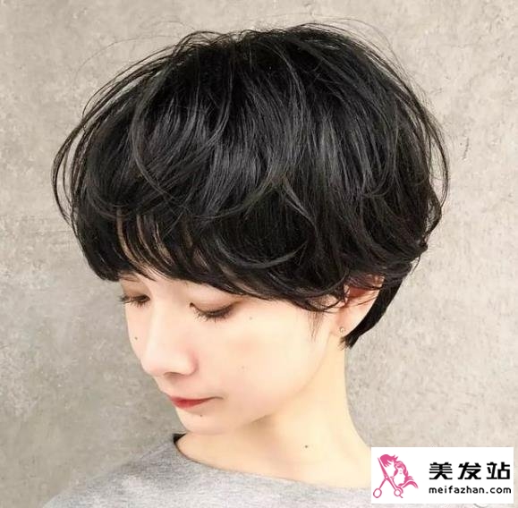 厚重刘海短发造型