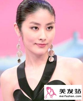 发型与耳饰的完美搭配