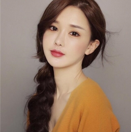 减龄十足的侧扎发 显瘦减龄绝美发型 侧