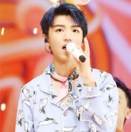 tfboys四周年演唱会造型 骑士风发型气场全