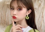 头发太炸太毛躁怎么办 头发太毛躁扎什么发型