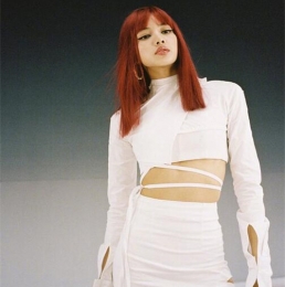Lisa红发造型酷飒十足 人间芭比在线撩人