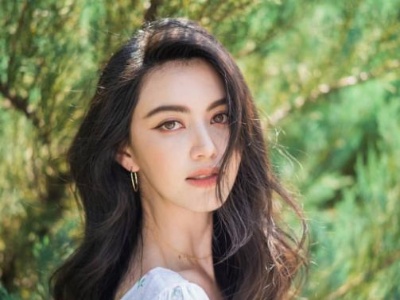 今年流行的波浪长卷发发型 黑色卷发显气质又撩