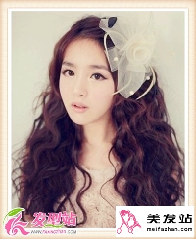 2013流行发型：夏季女生知性卷发发型图片