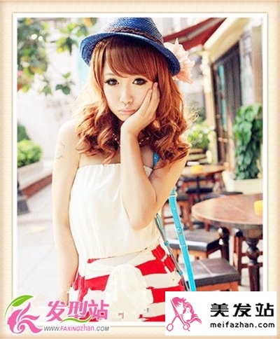 2013流行发型：夏季女生知性卷发发型图片