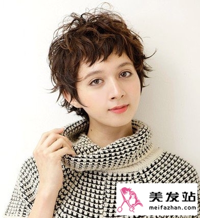 短发女生烫发选择什么刘海 女生烫发与刘海搭配发型图片