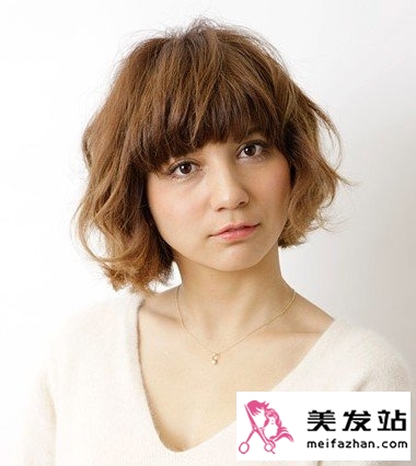 短发女生烫发选择什么刘海 女生烫发与刘海搭配发型图片