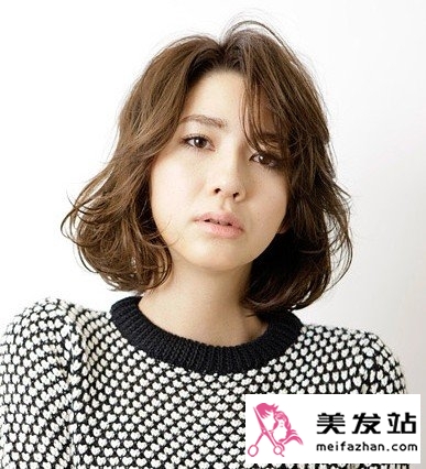 短发女生烫发选择什么刘海 女生烫发与刘海搭配发型图片