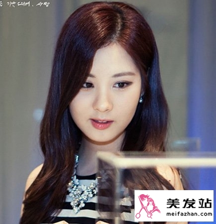 长发女生什么刘海好看 修颜斜刘海最甜美时尚