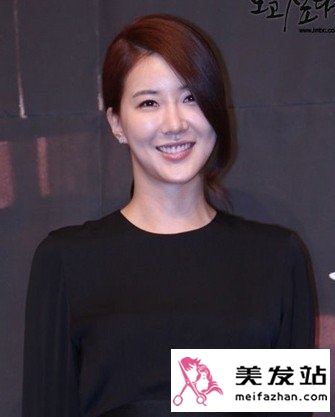 韩剧女神微卷中长发发型 营造温婉妩媚气质