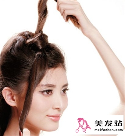 干练简约花苞头扎发教程 60秒打造气质时尚美女