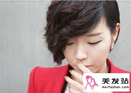 短发女生个性烫发发型 简单干练短发最显气质