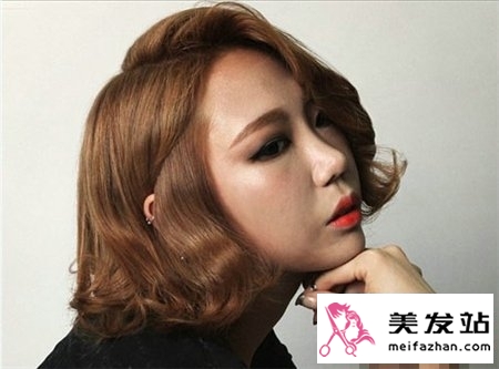 短发女生个性烫发发型 简单干练短发最显气质