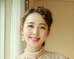 中长发女士时尚扎法发型 让你的夏天变得更加清爽明媚