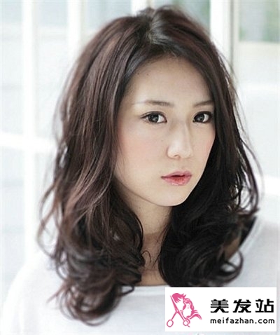 女生自然黑发流行发型 回归自然发色更时尚