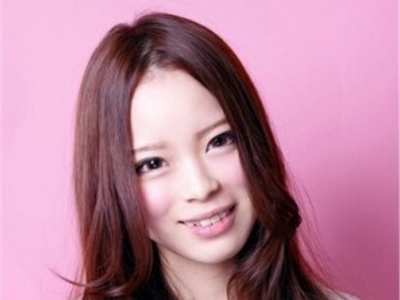 蓬松卷发打造夏季时尚 流行烫发宅女变女神