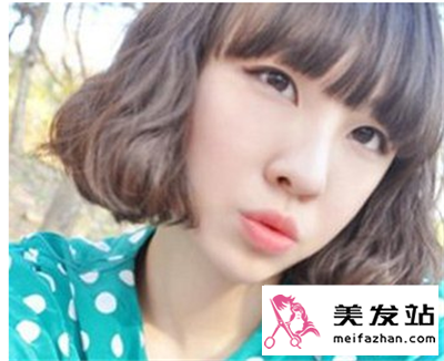 想怎么搭就怎么搭 时尚短烫发让你自由选择