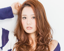中长发女生唯美烫发发型 打造经典时尚烫发美女