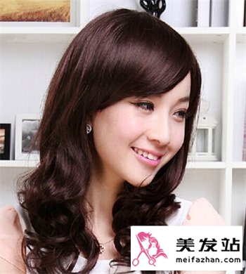 中长发女生流行韩式卷发发型 修颜卷发更显减龄效果