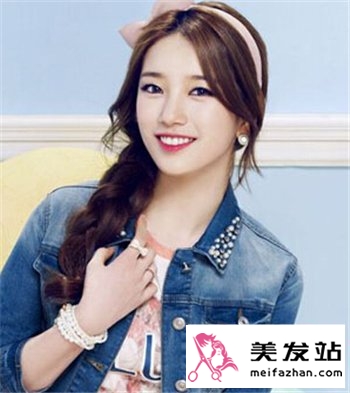中长卷发怎么扎发型好看 裴秀智演绎时尚甜美扎发